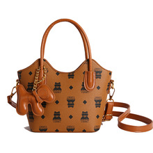 ���С��ӡ��ˮͰ����Ů2025�¿�İٴ�б������eͨ������Ů��