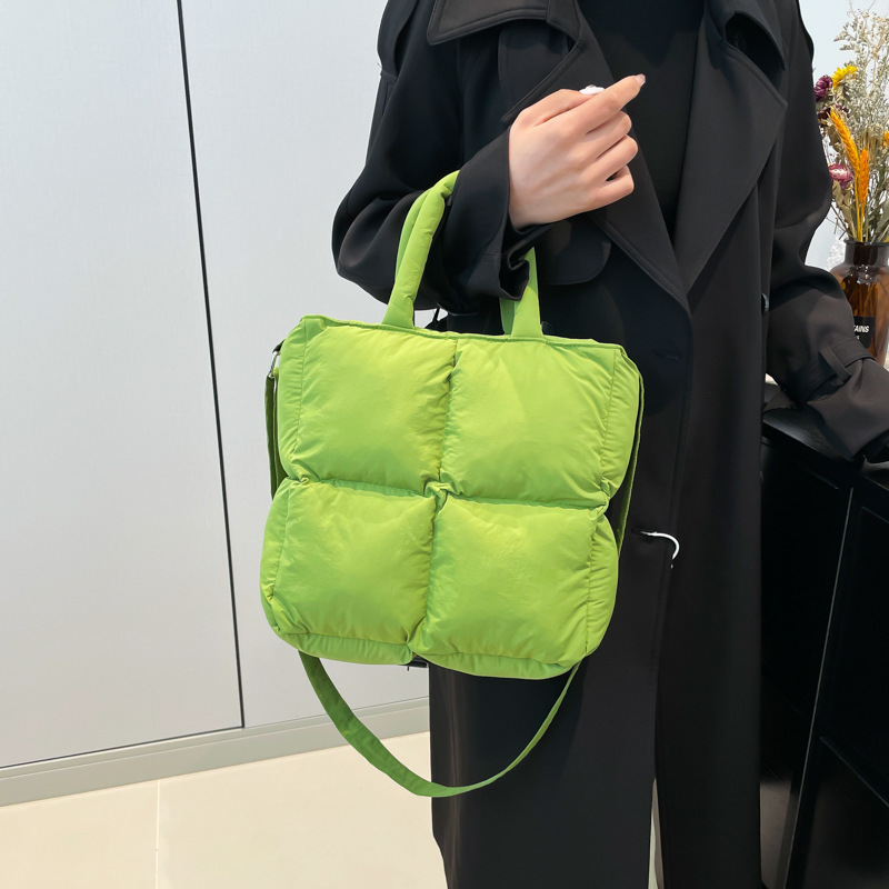 2024 nueva chaqueta de algodón, bolso de plumas, bolso de hombro acolchado, bolso de mensajero, bolso cuadrado pequeño para mujer, bolso pequeño de estilo occidental ligero