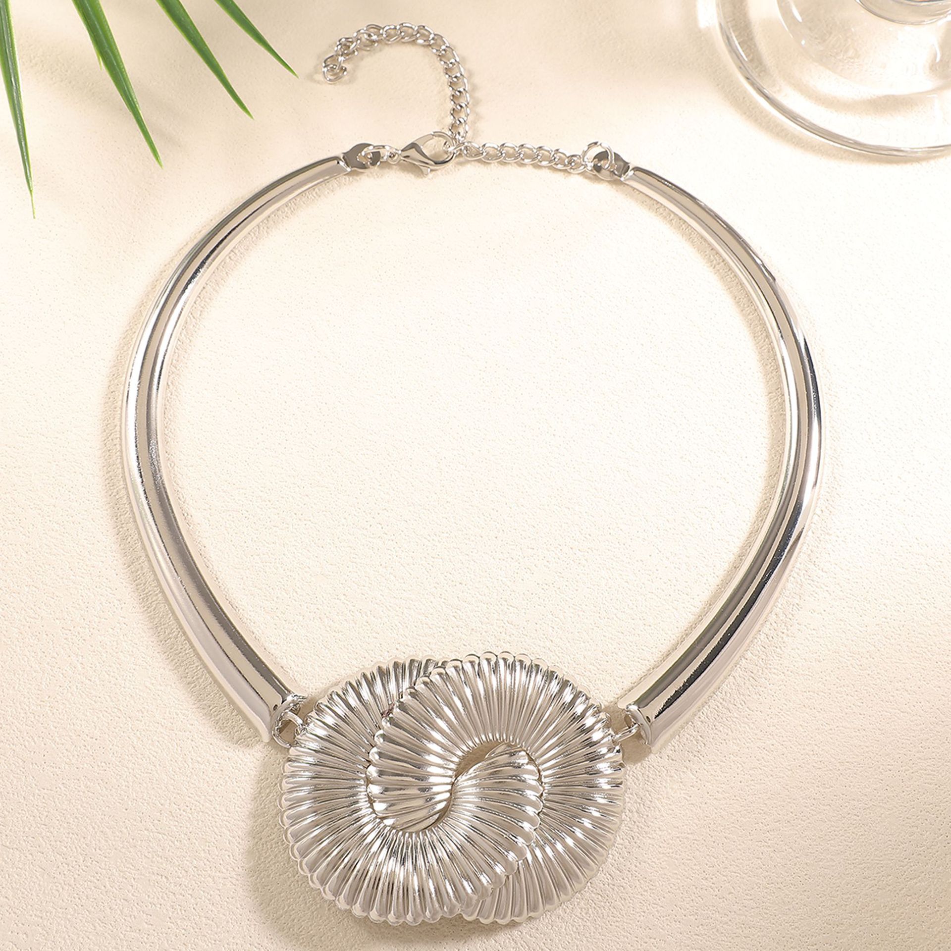 Europa y los Estados Unidos transfronterizos diseño geométrico simple exagerado collar colgante de flores collar de geometría de metal
