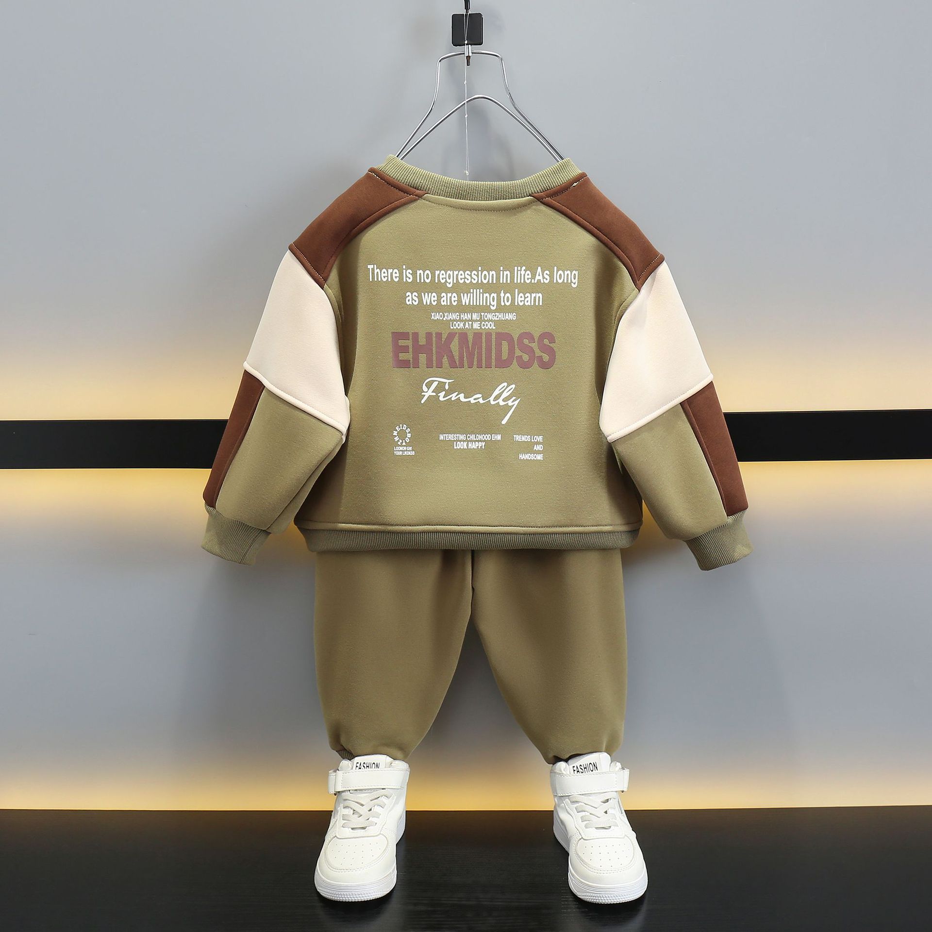 6519 Traje para niños Otoño e invierno 2025 Nuevo estilo para niños más suéter grueso de terciopelo Ropa deportiva de invierno de dos piezas