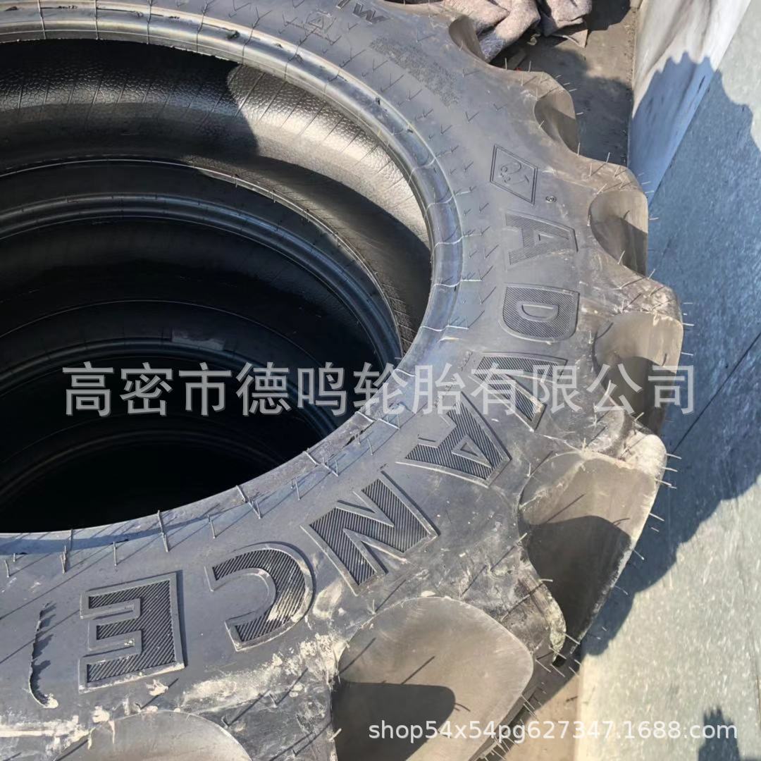 Neumático de espiga radial agrícola 320/85R28 neumático de tractor neumático de vacío puede ser equipado con neumático interior anillo de acero engrosamiento