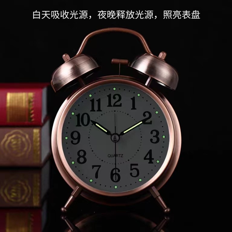 Venta directa de fábrica reloj de alarma de bronce se puede utilizar para la decoración del hogar, pequeño despertador retro luminoso disponible para los estudiantes