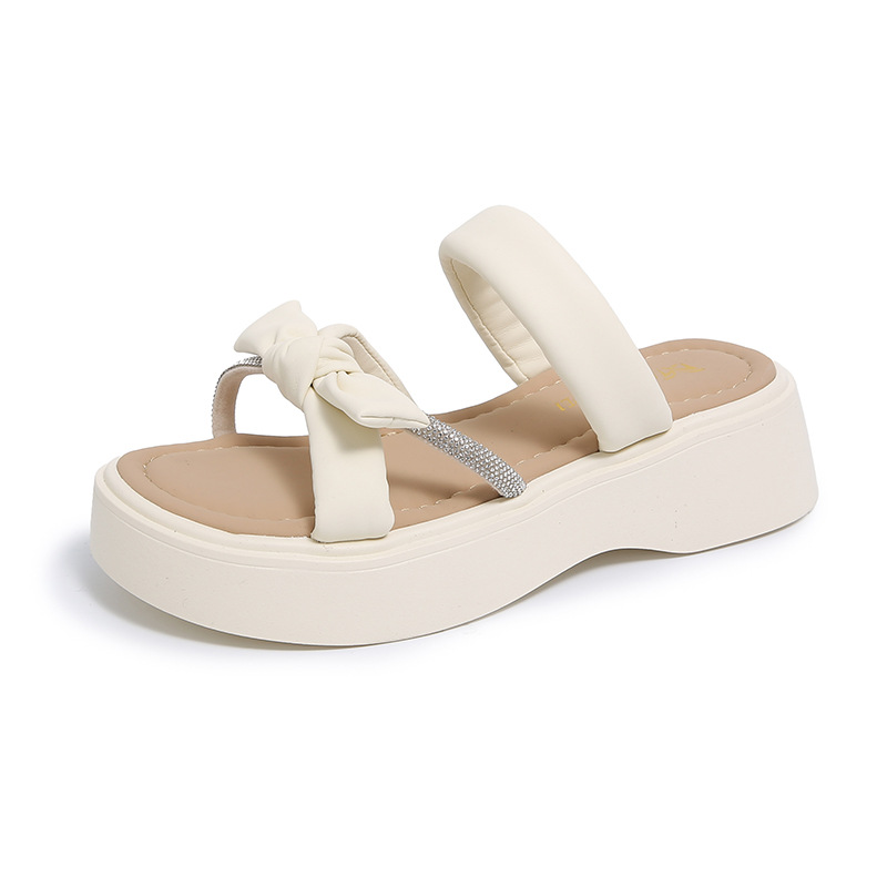 0519 Pantoufles d'extérieur pour femmes, collection printemps 2025, sandales de plage tendance à semelles épaisses, parfaites avec des robes_voghion.com