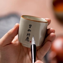 景徳鎮の手作りの米黄汝窯のお茶の杯の陶磁器の主人の杯の品茗杯の個人はlogoの単杯の彫刻のコップを予約します。