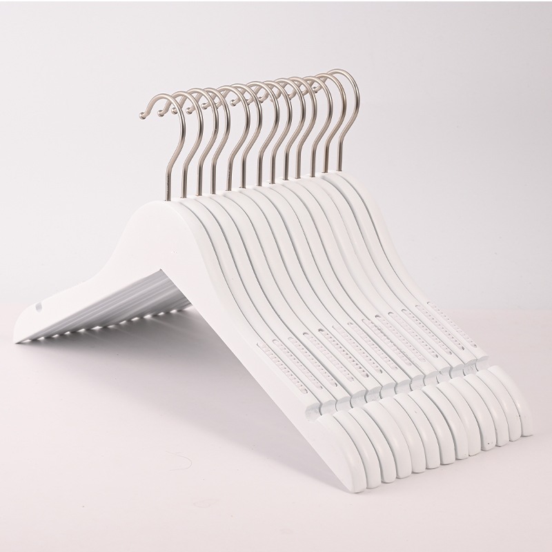 黒と白の実木滑り止めハンガー服装店ホテルのシンプルなハンガーの木製服の現物彫刻卸売り