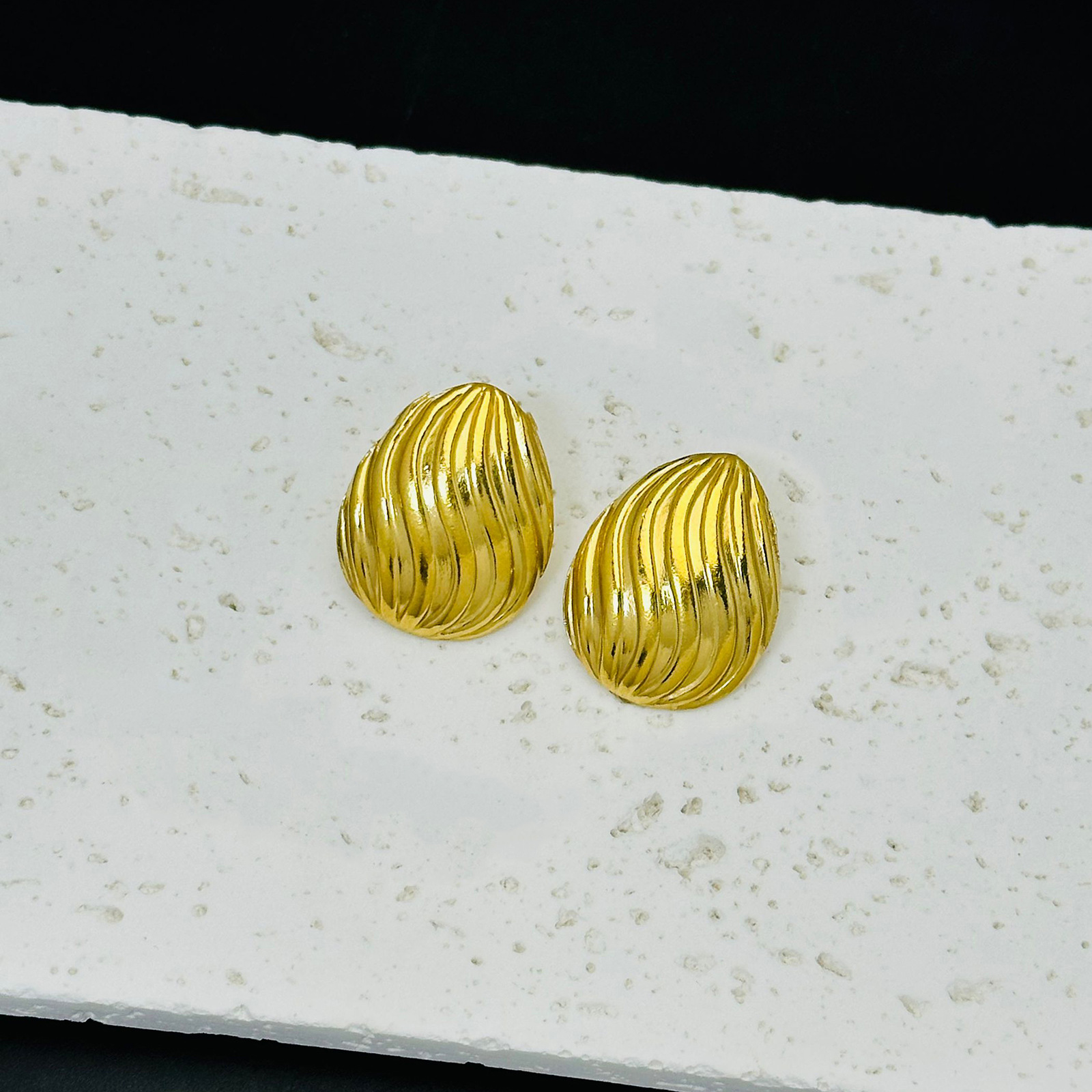 Pendientes de acero inoxidable a rayas cuadradas de tendencia de alta gama transfronteriza europea y americana Pendientes de 18K de lujo ligero para mujer al por mayor