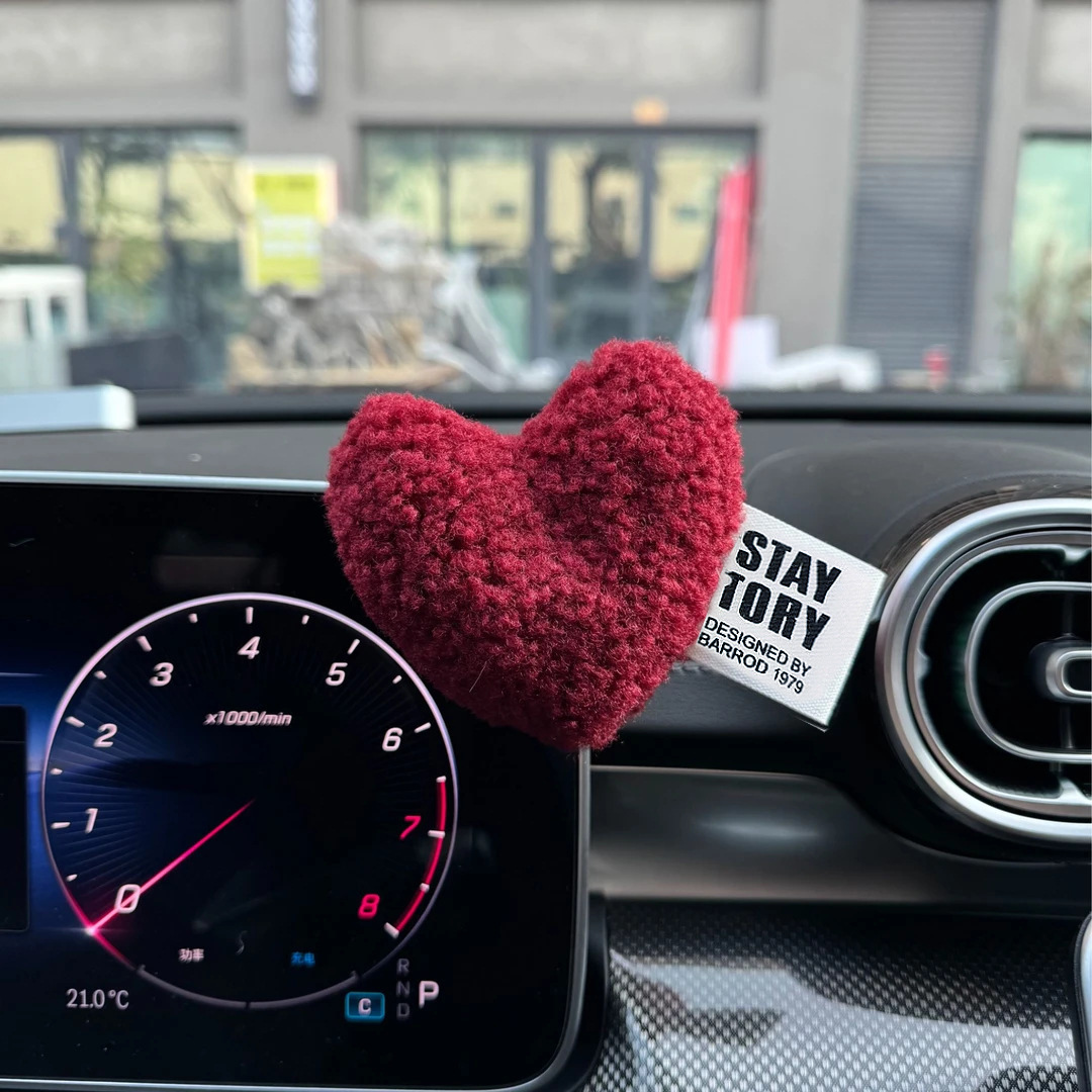 Coches de peluche adornos amorosos en forma de corazón lindo consola central adornos de automóviles para niñas decoración interior de automóviles simple