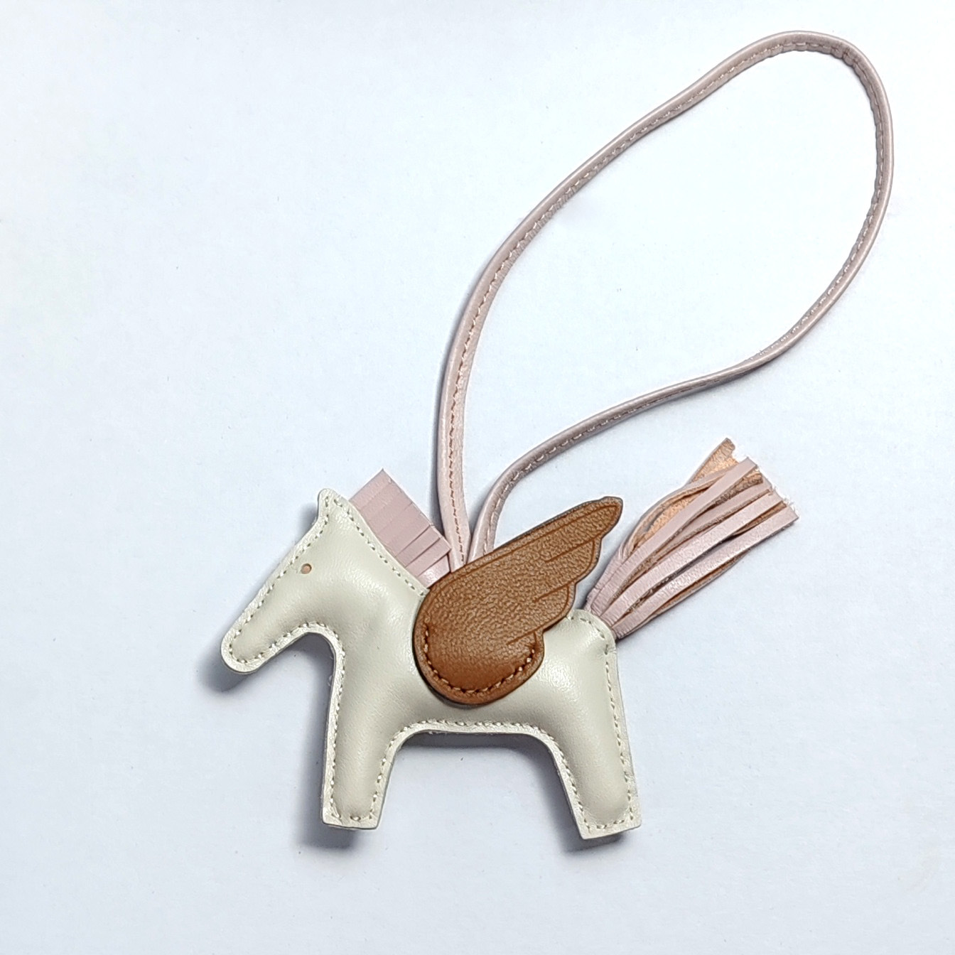 Cute Angel Little Pegasus Colgante Pit Edition H Home Colgante de bolso de caballo cosido a mano Colgante de cuero de oveja Llavero Colgante