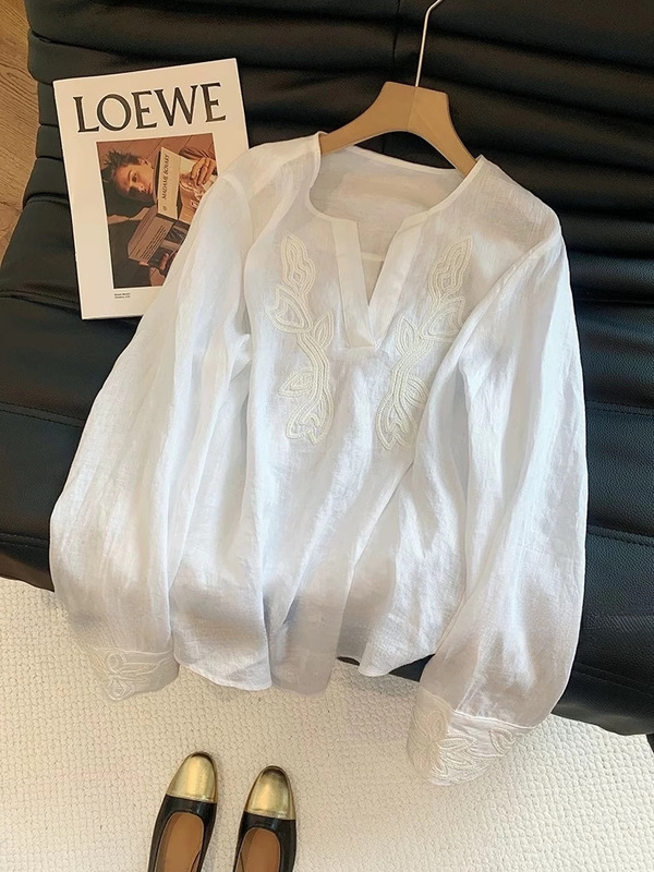 フランス風の重厚な刺繍が施されたリネンVネックシャツ レディース 2025春秋新作 デザイン性のあるカジュアルで上品な万能トップス|undefined