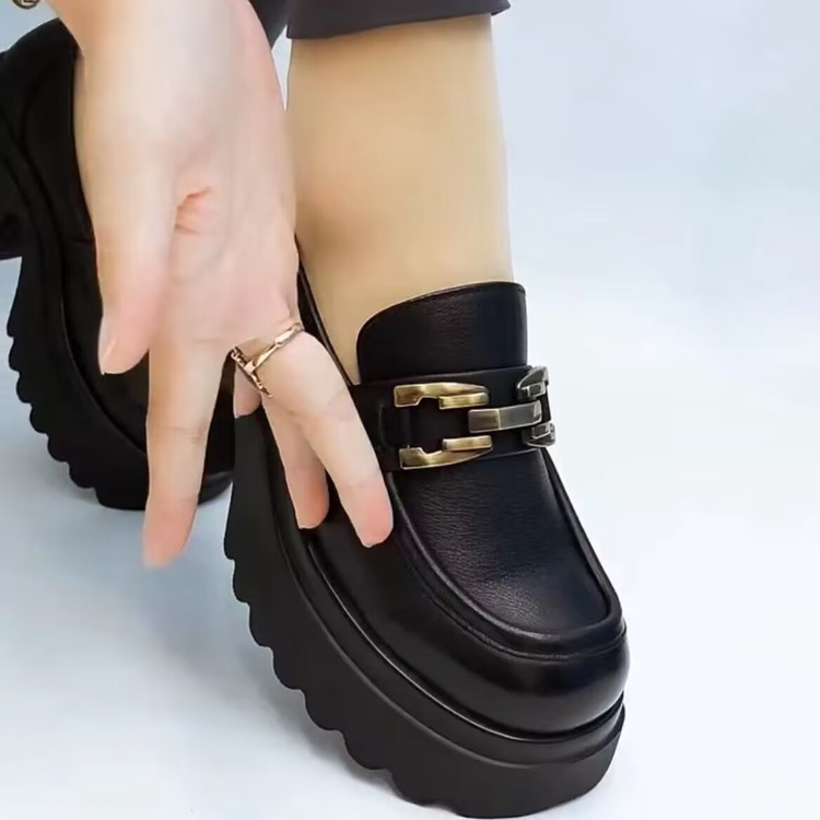 Zapatos de cuero de tacones altos de suela gruesa para mujeres 2025 primavera nueva cabeza redonda casual estilo británico aumento de altura muffin zapatos Lefour