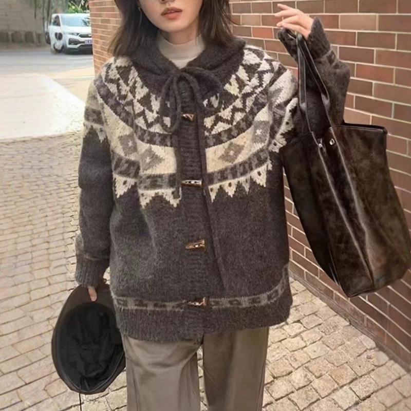 费尔岛菱格提花连帽毛衣外套女秋冬新款宽松慵懒风牛角扣针织开衫|undefined