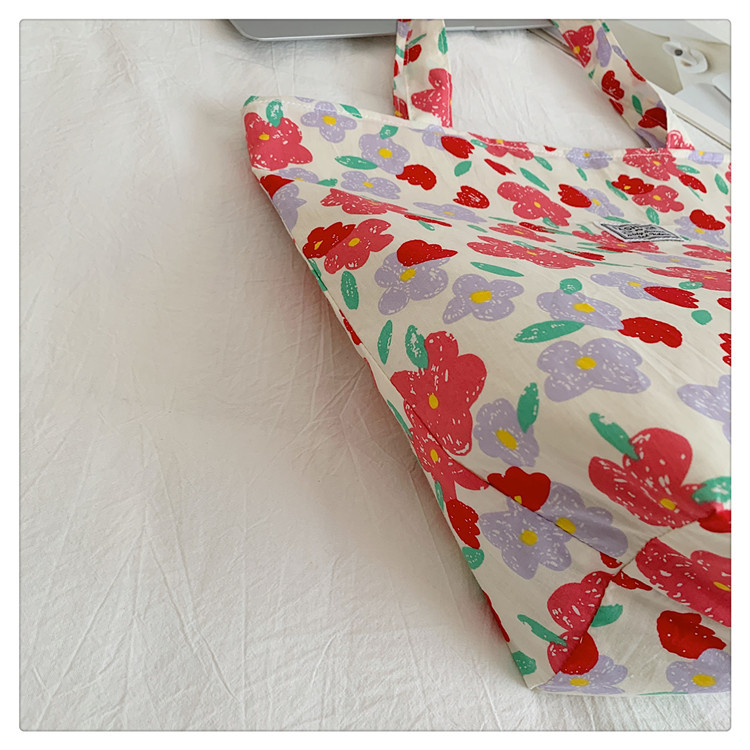 The large-capacity single-shoulder bag for student commuting is a bestseller in early spring. The Korean-style fresh and simple floral fabric bag is a versatile tote bag undefined