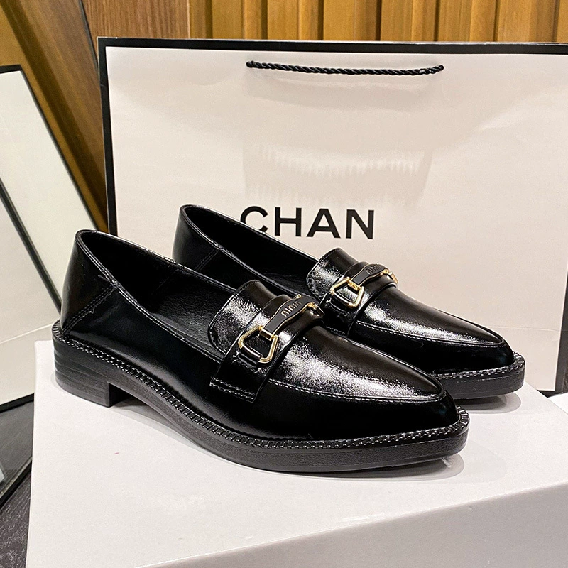 Мокасины 2024, новые маленькие кожаные туфли без шнуровки в британском стиле, женская обувь на плоской подошве, женские туфли больших размеров 41-43