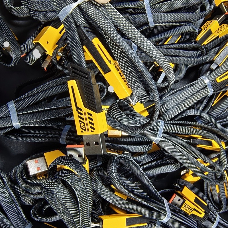 Embalaje de cable de carga cuatro en uno, caja de color, carga rápida de cuero, dos tracks, dos mecha, línea de datos amarilla, juego de caja de blíster