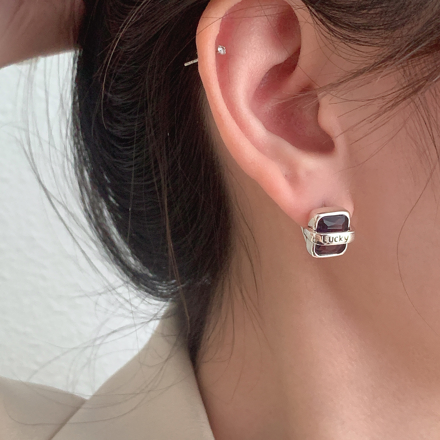 Corea del Sur Dongdaemun suerte diamante cuadrado hebilla avanzada nicho diseño luz lujo 925 aguja de plata pendientes del todo fósforo