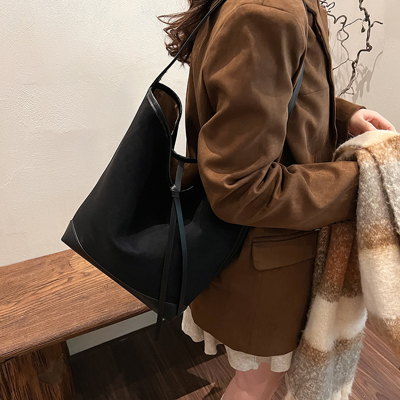 2025 nuevo bolso de brazo de gran capacidad retro bolso de cubo de peluche bolso de hombro simple bolso de moda