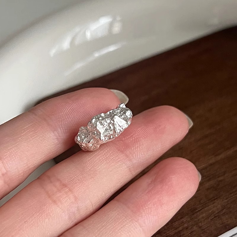 Pendientes de aguja de plata 925 con patrón de papel de aluminio, pendientes simples y exquisitos, de alta gama, pendientes irregulares, lujo ligero, nuevos pendientes de verano