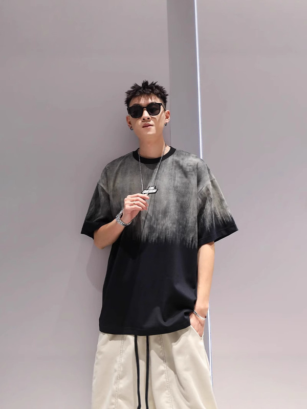 新しい日本のトレンディなブランドの男性用グラデーションカラー半袖Tシャツ、ルーズプラスサイズカジュアル半袖スプライシングコントラストカラー夏|undefined