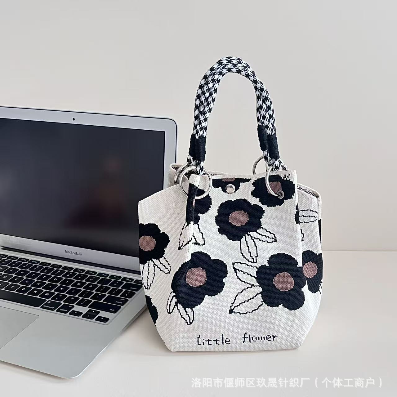 2026 primavera y verano nuevo bolso de cubo de pintura creativo portátil gran espacio de aire de dopamina alta sensación mochila