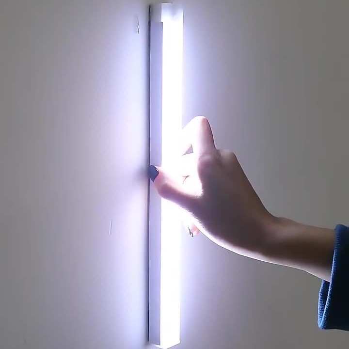 LED lámpara de inducción de cuerpo humano lámpara de almacenamiento de vinos de carga magnética lámpara de armario dormitorio de estudiantes lámpara de noche lámpara de barra transfronteriza al por mayor