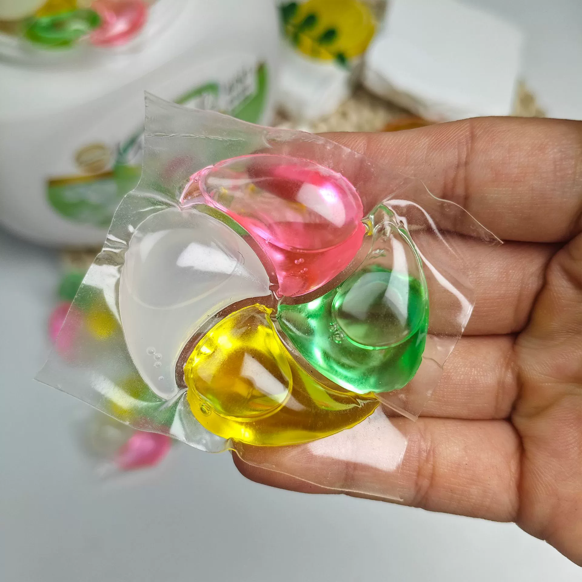 Производитель источника Концентрированные шарики для стирки «четыре в одном» весом 15 г с длительным ароматом, очищающие и обеззараживающие шарики для стирки с четырьмя полостями весом 12 г.