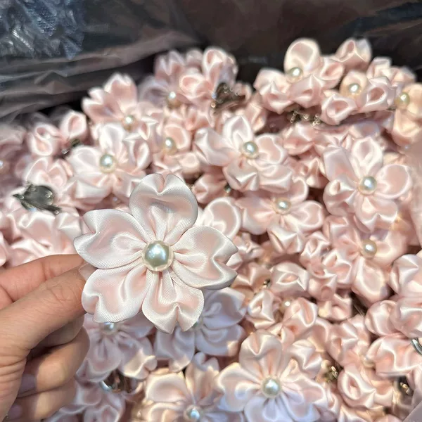 Cherry blossom-themed, ethereal pink flower hair clips, cute hair accessories, exuding a sophisticated and versatile style, perfect for side-swept hairstyles