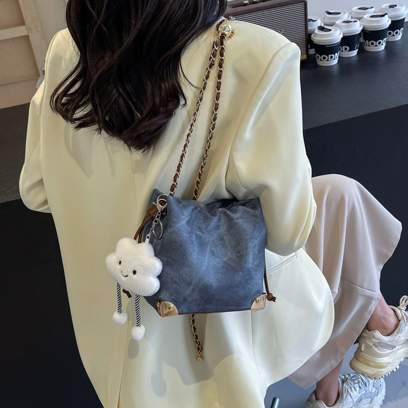 Este año, la moda de alta sensación de bolso para mujeres 2024 nuevo estilo extranjero, bolso de cinturón de cadena, bolso de cubo en línea.