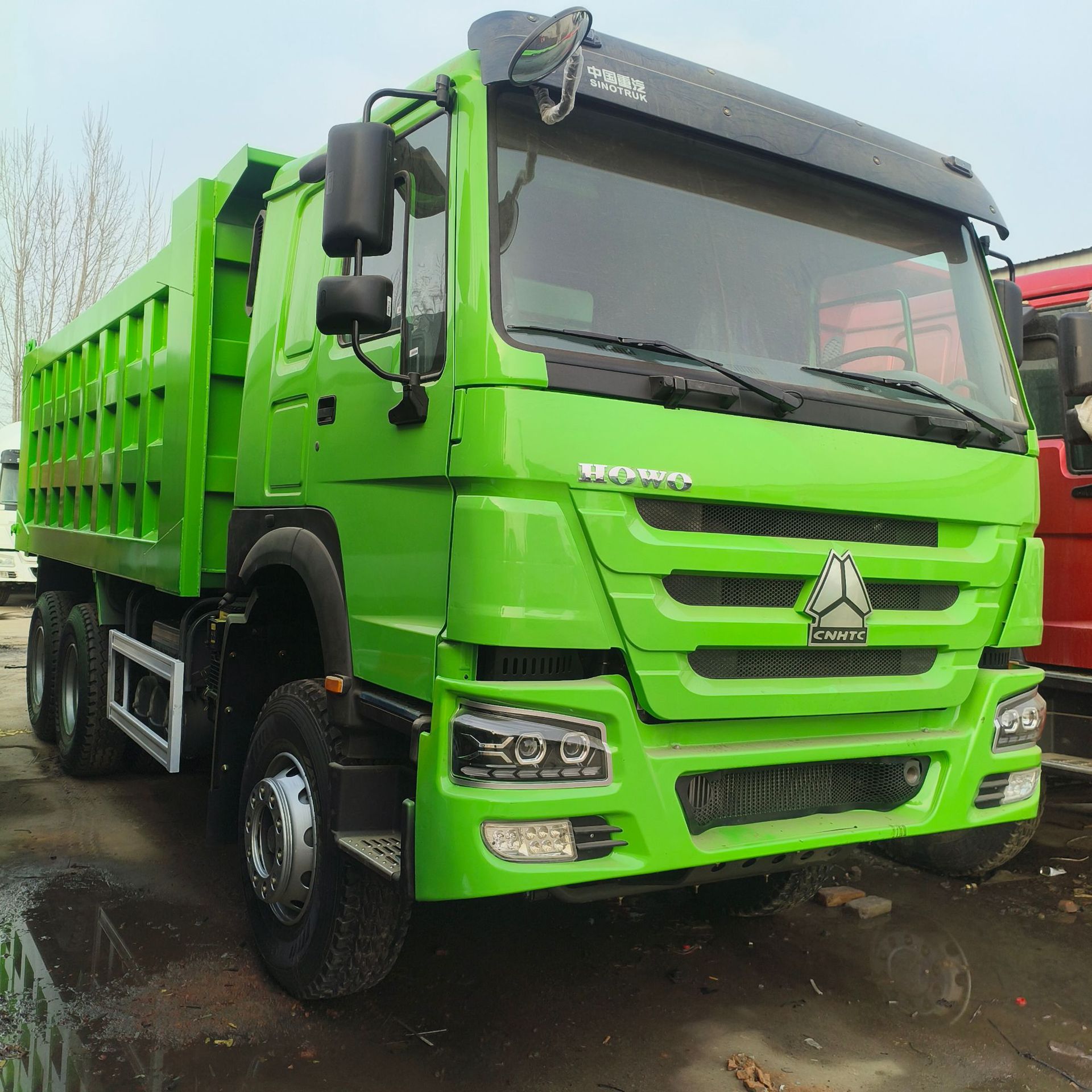 Exporting Howo 350-Horsepower Cement Tanker, Large 12-Cubic-Meter and 14-Cubic-Meter Cement Tanker
