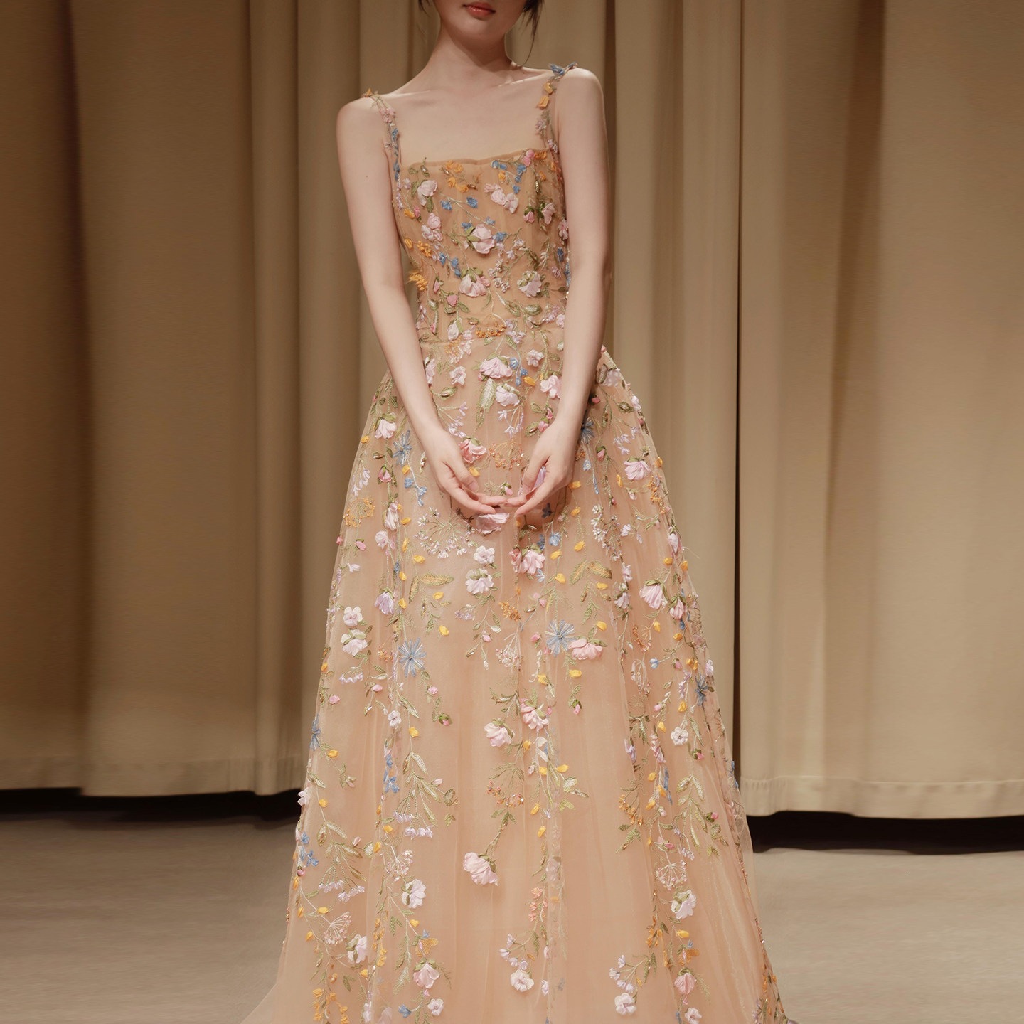 花柄刺繍シフォンイブニングドレス（婚約パーティー・宴会向け）