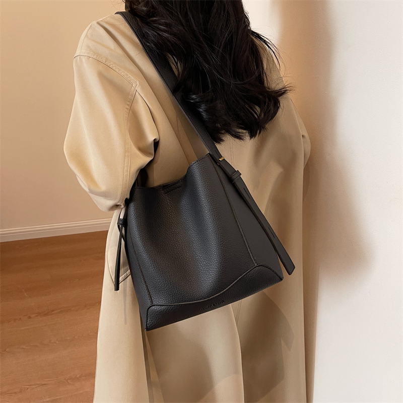 Bolso de gran capacidad para las axilas de cercanías 2023 otoño e invierno nuevo bolso de mujer de moda bolso de hombro de todo fósforo bolso de cubo de moda Retro