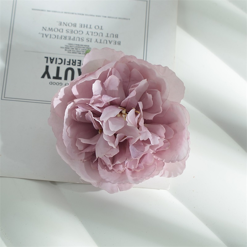 10センチの牡丹の花は花の頭を模倣しています。|undefined