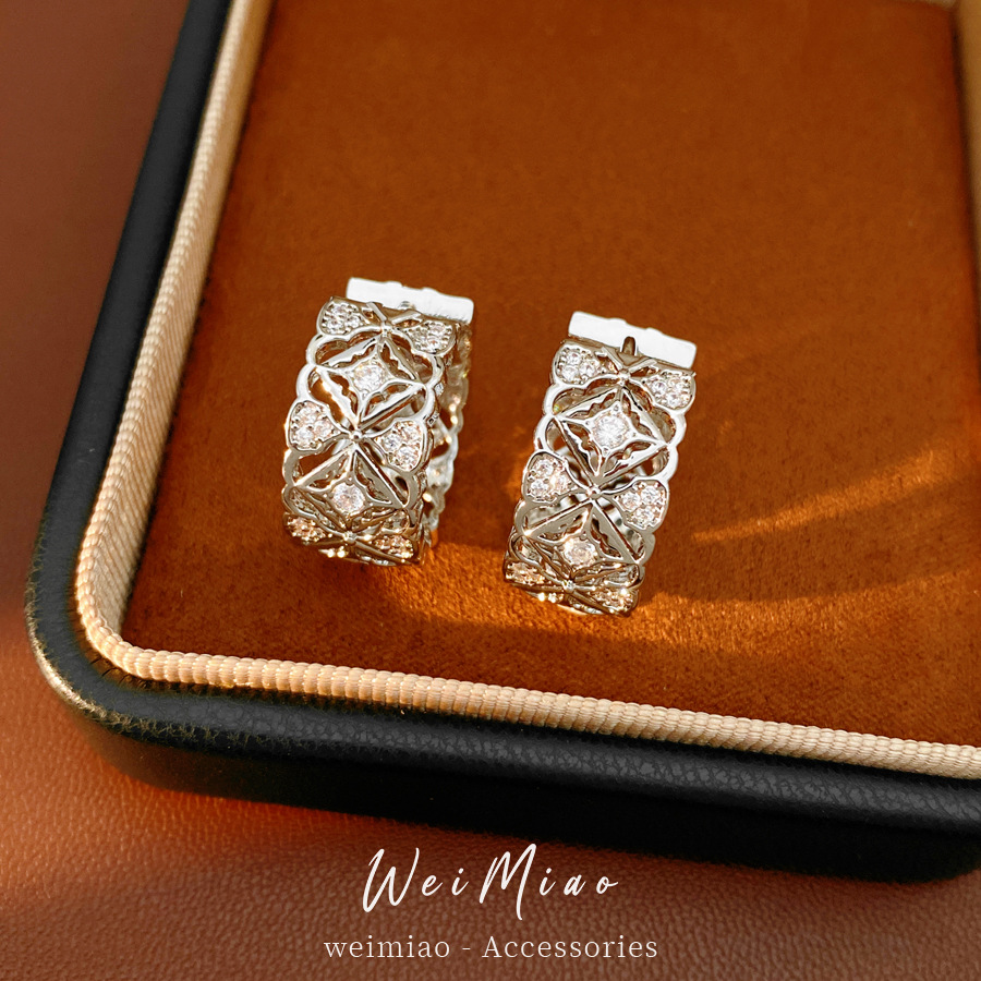 Zircon geométrico redondo diamante hueco auriculares aire frío temperamento de moda pendientes de lujo ligero alta sensación de auriculares