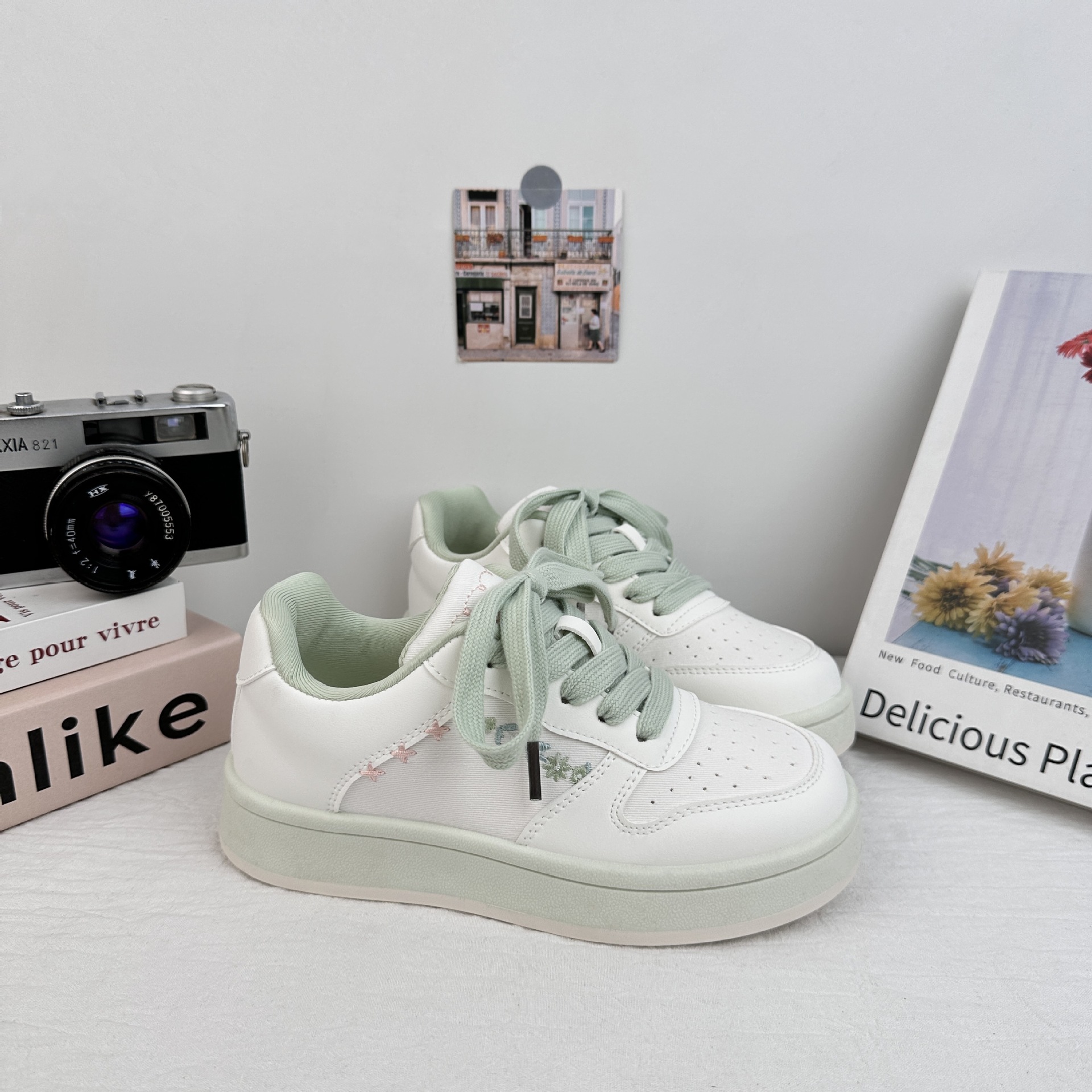 Zapatos de patinaje casuales de ondas distantes para mujeres 2025 verano pequeños zapatos blancos bordados frescos versátiles con suela gruesa aumentando el cabello de zapatos de pan