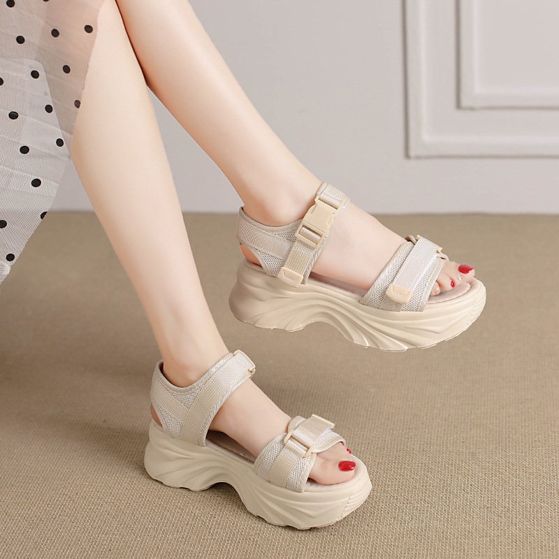 Sandalias en línea para mujeres en el verano de 2026 nuevas sandalias deportivas de muffin antideslizantes de fondo suave