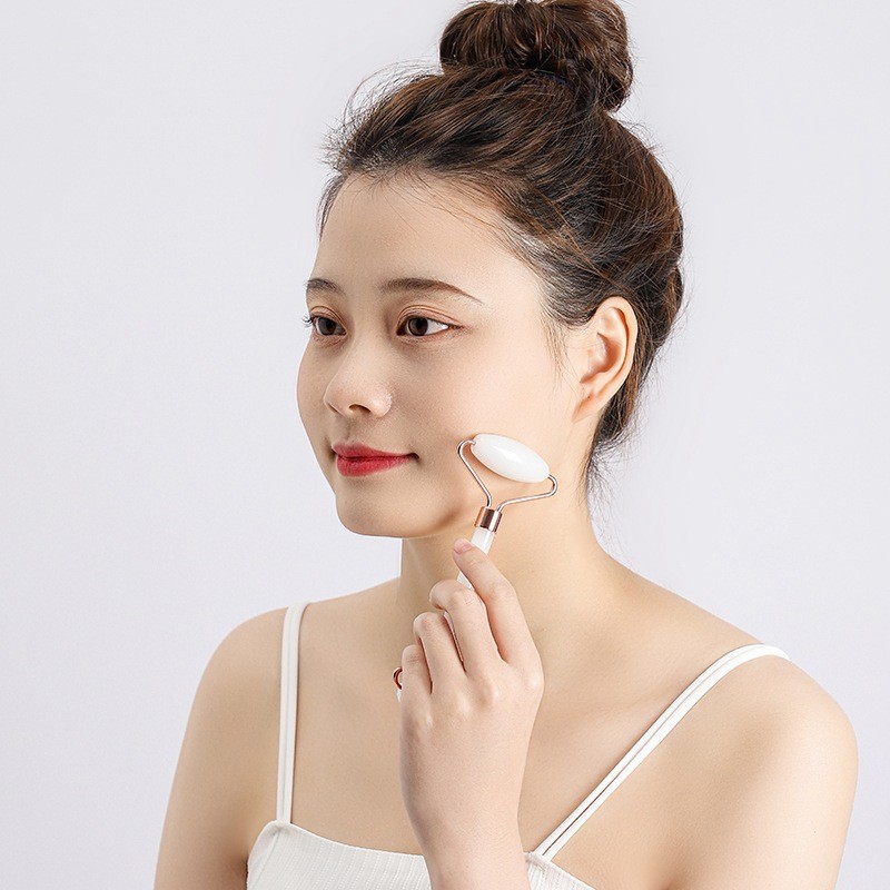 Pulls up cosmetic massager for face