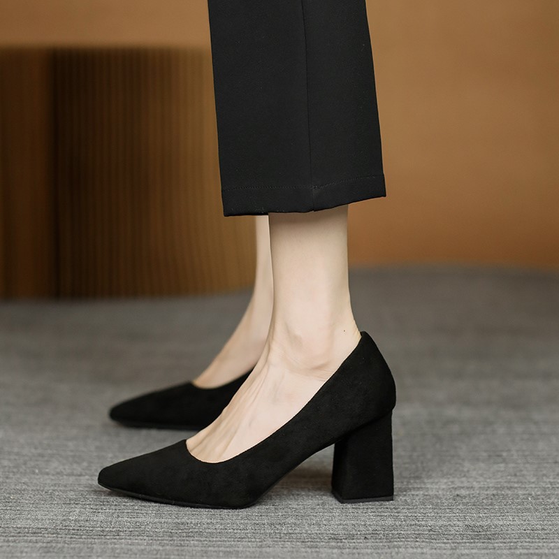2026 primavera y verano nuevo color sólido tacones gruesos punta de moda zapatos de mujer temperamento de trabajo zapatos de tacones altos zapatos de moda