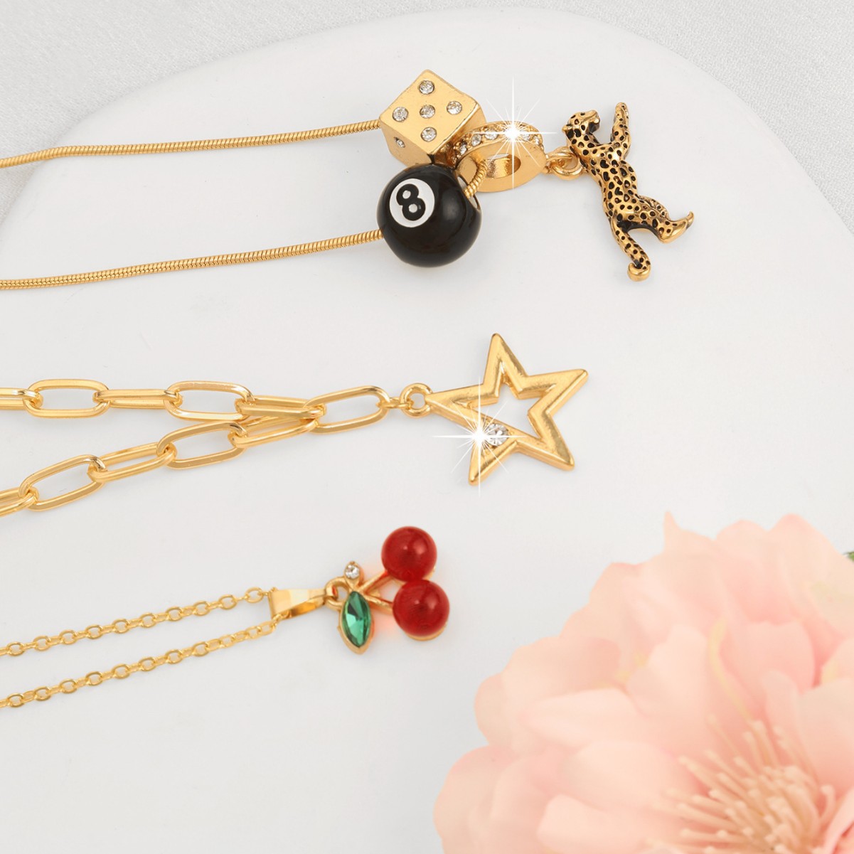 La nostra collana minimalista a strati unisce catene delicate e lusso discreto. Indossala come un piccolo promemoria della tua bellezza e della tua serena sicurezza._voghion.com