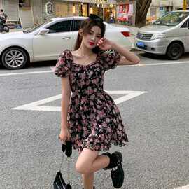 法式复古纯欲甜辣风初恋茶歇碎花连衣裙子女收腰气质小个子短裙夏
