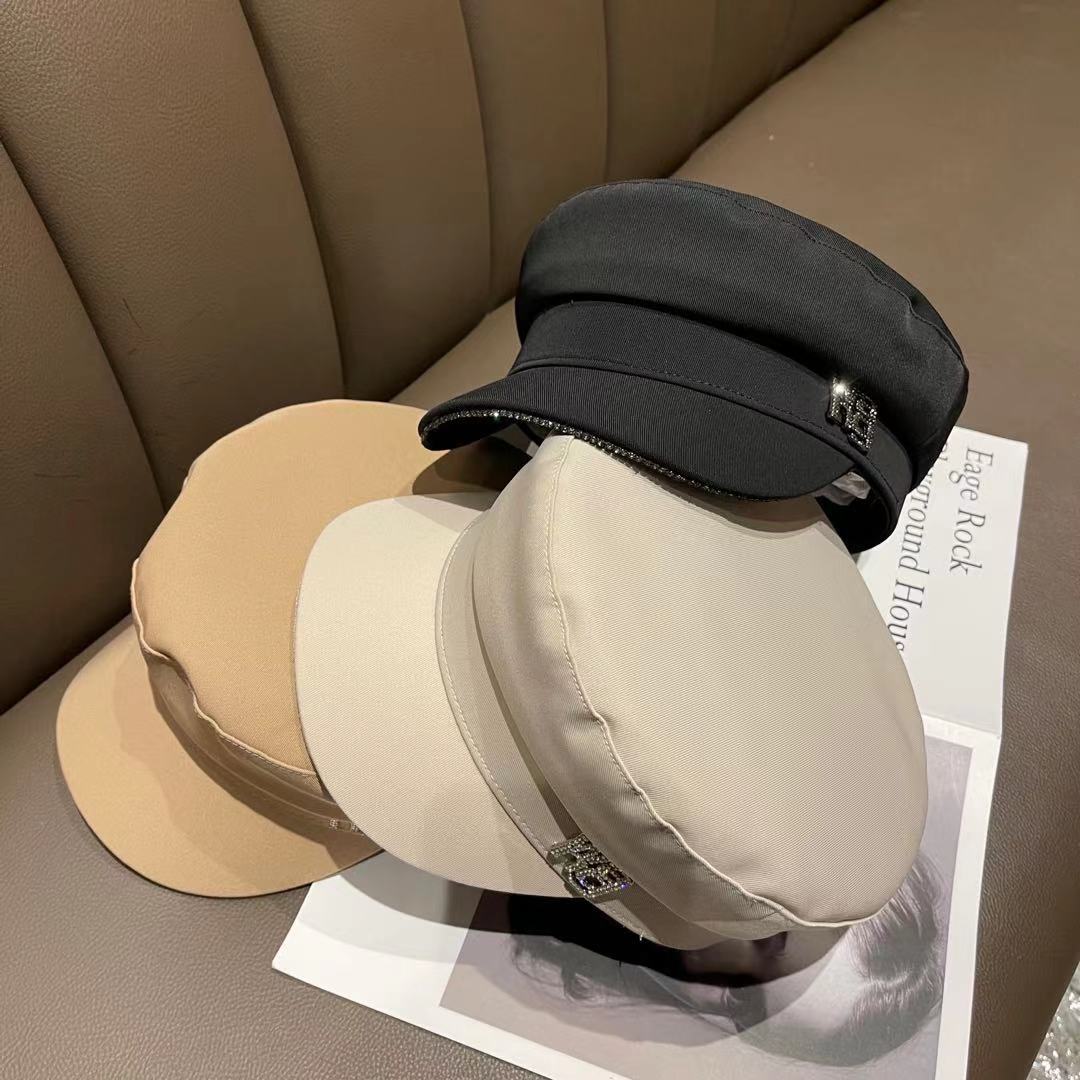 وفي أوائل الربيع الباكر، كانت قِبعة البط ذات اللون الاحمر المتطابق detail image 2
