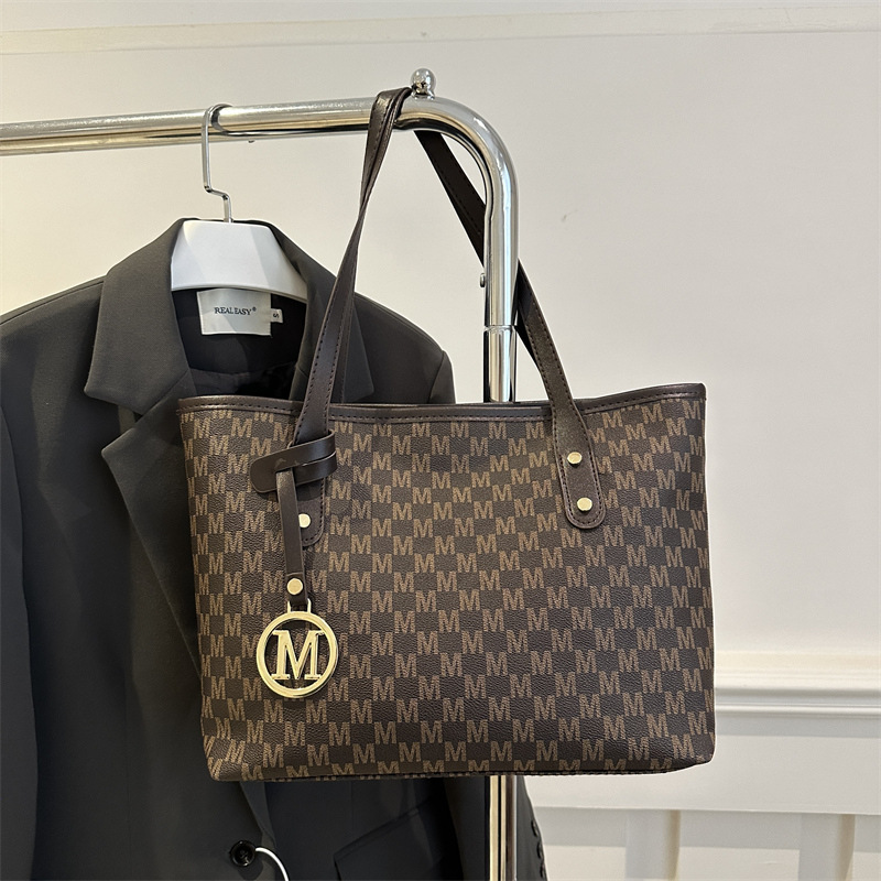 Bolso de sentido de alta gama Bolso Tote de cercanías Mujer 2025 Nuevo otoño e invierno Bolso de hombro de moda Bolso de mano de gran capacidad