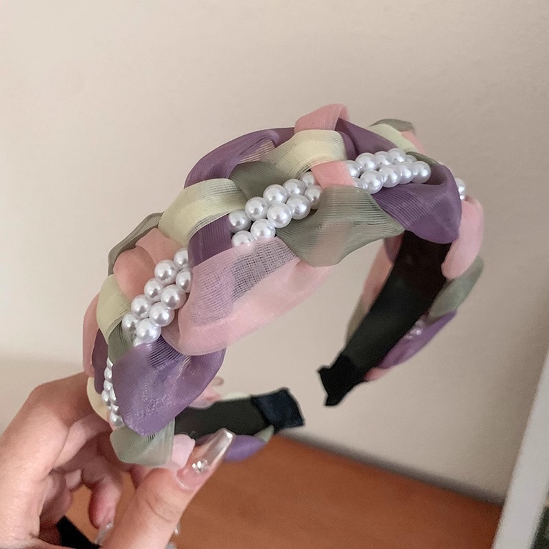 El mismo tipo de correa de ciervo blanco aumenta la altura de la correa de cabello plegada de la parte superior del cráneo. Las tarjetas de cabello de primavera muestran cara pequeña en 2025.