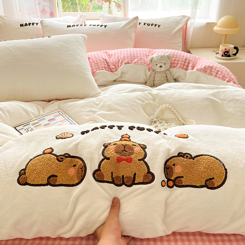 Toallas de dibujos animados bordadas de leche de lana de cuatro piezas con colcha de coral de brida calentada sábanas de invierno y otoño