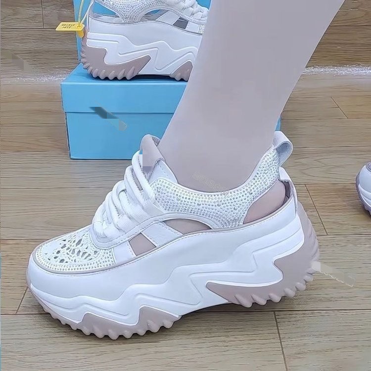 Sandalias de moda de fondo grueso para mujeres 2026 verano nuevo cuero suave hueco transpirable malla elevada zapatos deportivos casuales