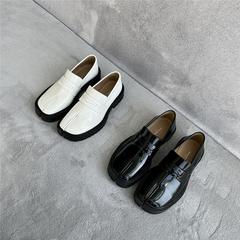 小衆楽福靴tabi分指靴の女性豚蹄の厚い底の太いかかとの足は本革の明るい面のカジュアルな靴の靴を踏んでいます。