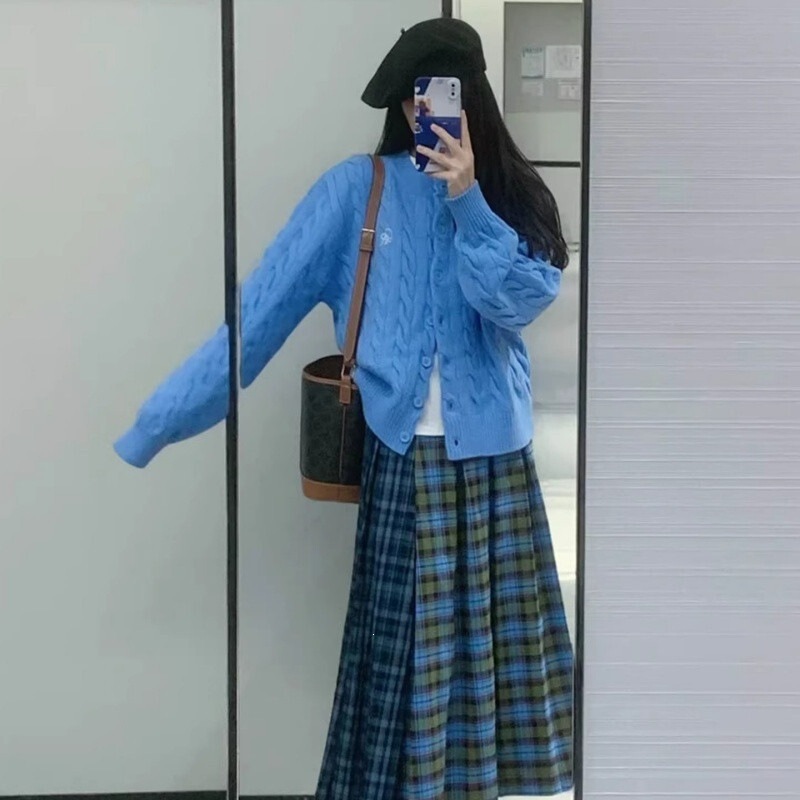 2026 Winter Yifan White-Enhancing Blue Cable-Knit Round-Neck Long-Sleeve Soft Thickened Geometric Pattern Women's Knitted Cardigan 2026 Winter Yifan White-Enhancing Blue Cable-Knit Round-Neck Long-Sleeve Soft Thickened Geometric Pattern Women's Knitted Cardigan