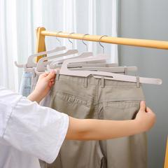 ズボンを脱ぐのを防ぎます。ズボンのハンガーの滑り止めと太く折りたたみます。