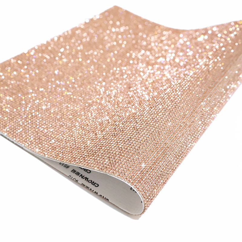 Los fabricantes venden al por mayor agua de vidrio, pegatinas de diamantes, adhesivos, taladros en caliente, piezas de diamantes decorativas para automóviles autoadhesivas, accesorios de joyería de bricolaje, taladros