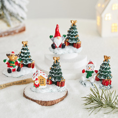 クリスマスの新しいクリスマスツリーの小さなシーン雪の家の部屋の装飾ホテルのデパートのショーウインドーの祝日の装飾