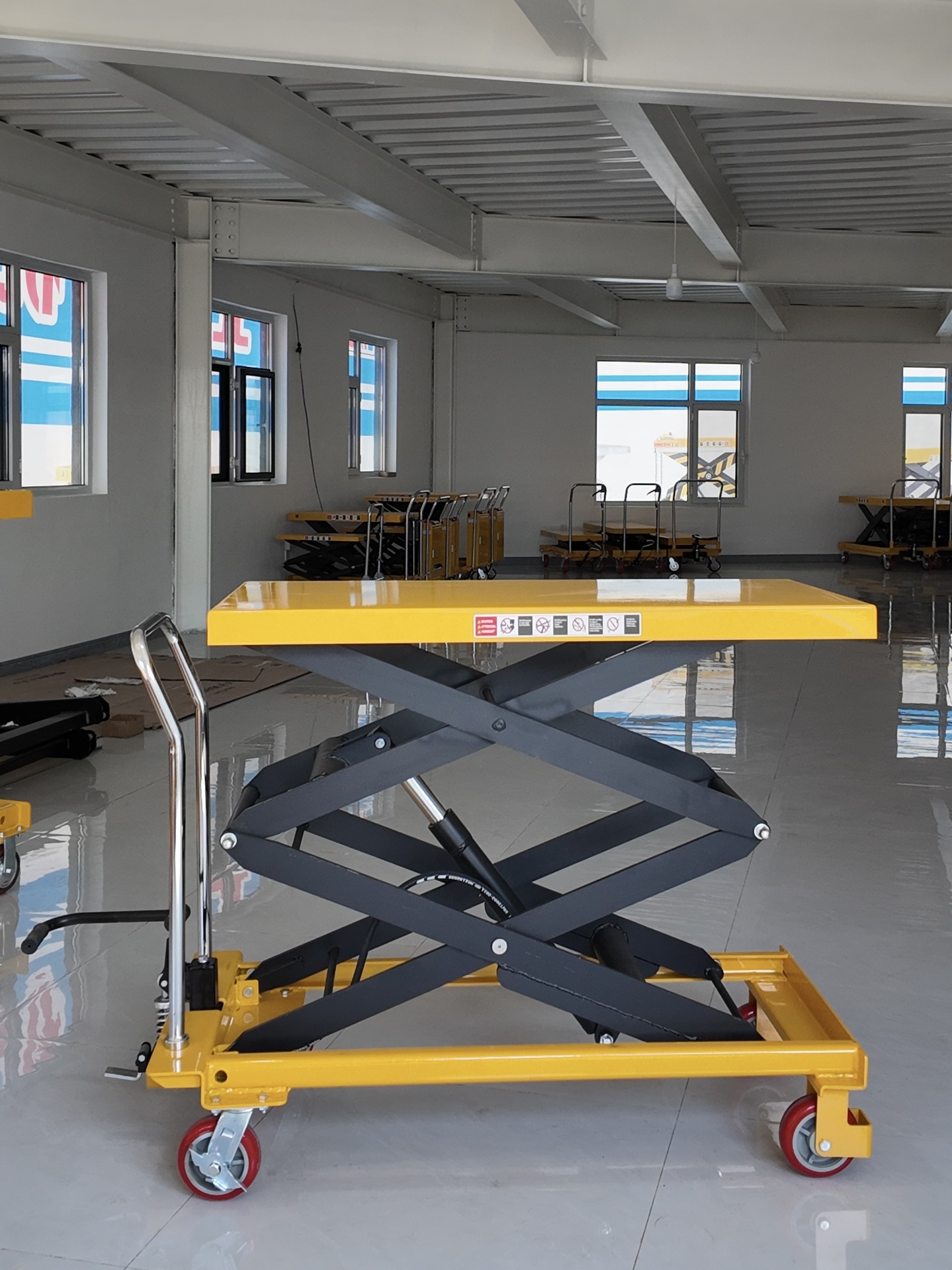 Manufacturer Customized Movable Scissor-Type Hand-Pushed Lifting Platform Cart, Hydraulic Lifting Platform, Electric Loading and Unloading Transport Vehicle