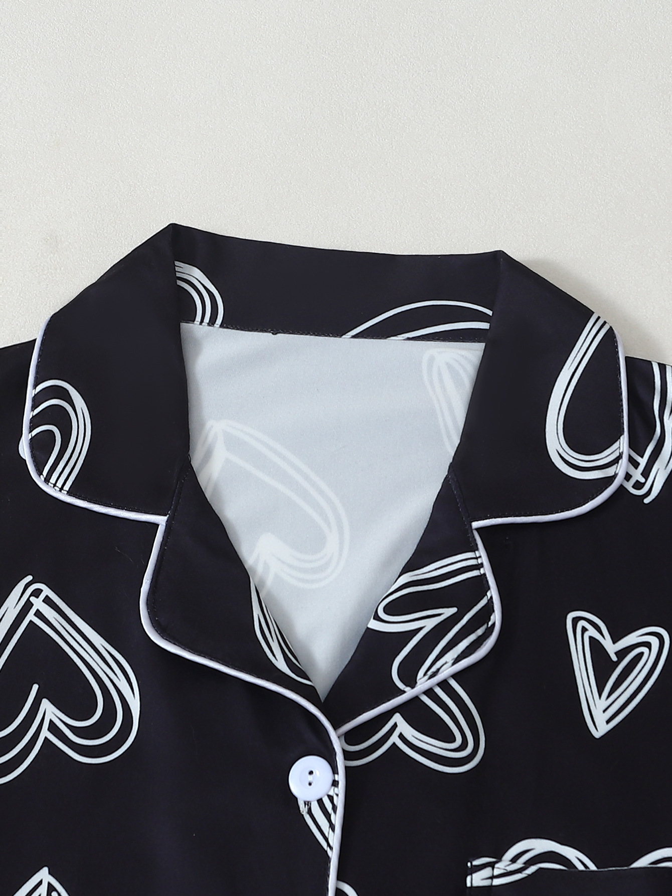 Conjunto de pijama mujer con estampado de corazones y solapas_voghion.com